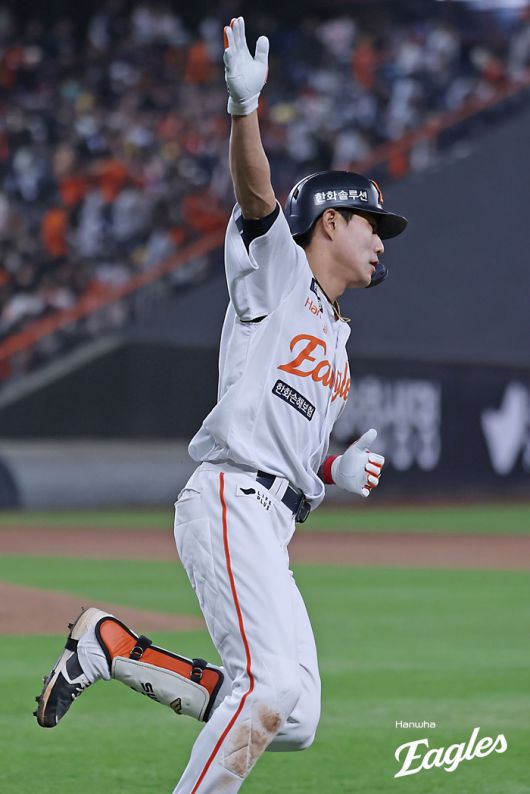 한화 심우준이 29일 대전 한화생명 볼파크에서 열린 2025 KBO리그 정규시즌 LG전 4회말에 솔로 홈런을 치고 세리머니하고 있다. 사진 | 한화 이글스