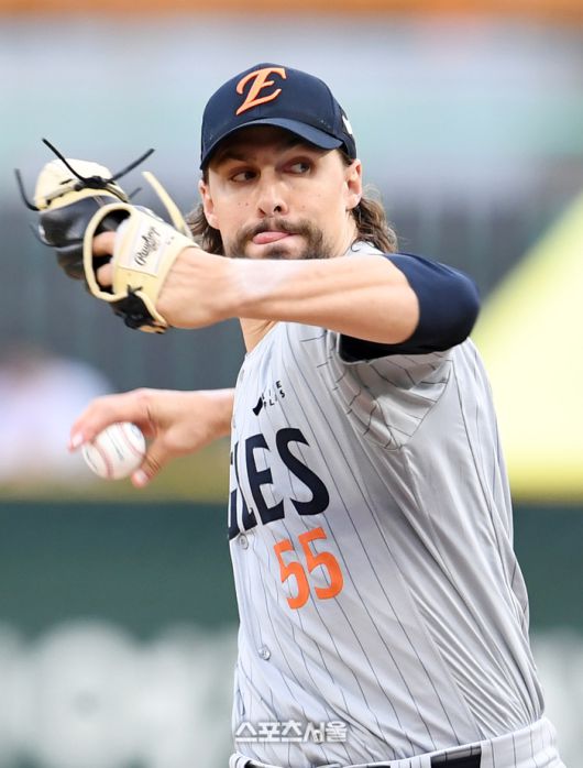 한화 와이스가 16일 인천 SSG랜더스필드에서 열린 2025 KBO리그 SSG와의 경기에 선발 등판해 힘차게 공을 던지고 있다. 문학 | 박진업 기자 upandup@sportsseoul.com