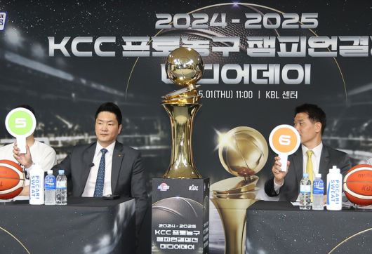 서울 SK 전희철 감독(왼쪽과 창원 LG 조상현 감독이 1일 KBL센터에서 열린 2024~2025 KCC 프로농구 챔피언결정전 미디어데이에서 예상 경기 수를 묻는 질문에 손팻말을 들어 답하고 있다. 사진 | 연합뉴스