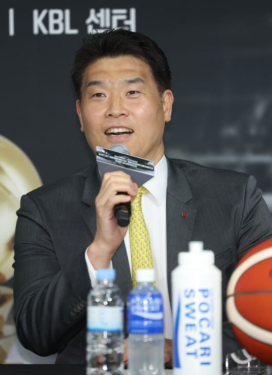 창원 LG 조상현 감독이 1일 KBL센터에서 열린 2024~2025 KCC 프로농구 챔피언결정전 미디어데이에서 출사표를 밝히고 있다. 사진 | 연합뉴스