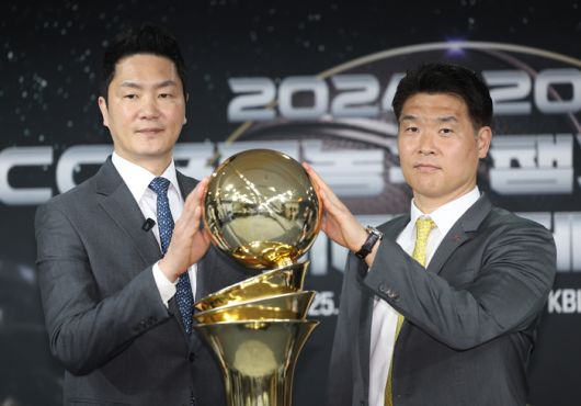 서울 SK 전희철 감독(왼쪽)과 창원 LG 조상현 감독이 1일 KBL센터에서 열린 2024~2025 KCC 프로농구 챔피언결정전 미디어데이에서 기념촬영을 하고 있다. 사진 | 연합뉴스