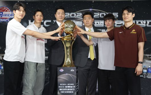 1일 KBL센터에서 열린 2024~2025 KCC 프로농구 챔피언결정전 미디어데이에서 서울 SK와 창원 LG 감독, 선수들이 기념촬영을 하고 있다. 왼쪽부터 서울 SK 안영준, 김선형, 전희철 감독, 창원 LG 조상현 감독, 양준석, 유기상. 사진 | 연합뉴스