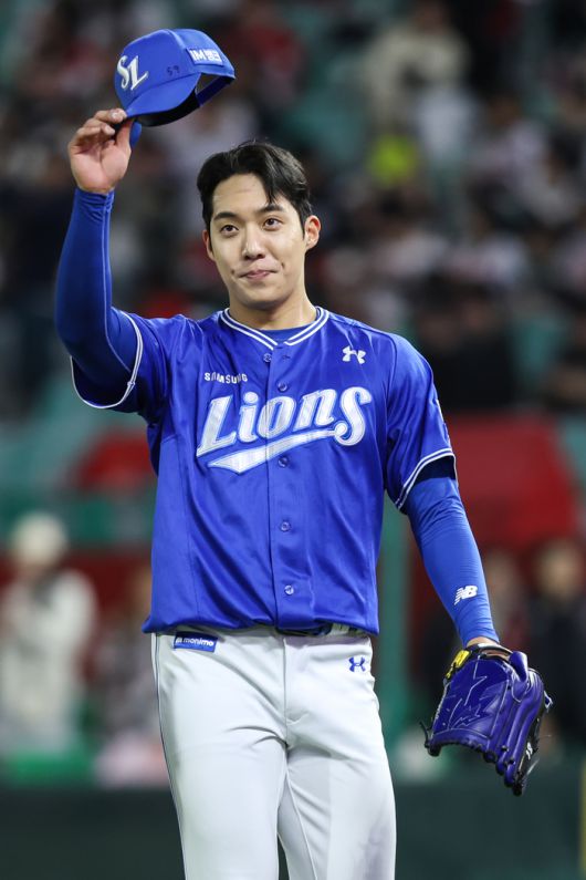 삼성 원태인이 30일 인천SSG랜더스필드에서 열린 2025 KBO리그 SSG전에서 7회까지 막은 후 더그아웃으로 돌아가며 모자를 벗고 팬들에게 인사하고 있다. 사진 | 삼성 라이온즈