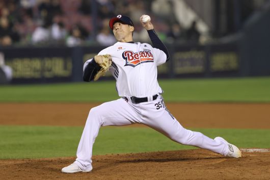 두산 고효준이 1일 잠실구장에서 열린 2025 KBO리그 KT전에서 8회 1사 후 올라와 역투하고 있다. 0.2이닝 무실점으로 자신의 임무를 완수했다. 사진 | 두산 베어스