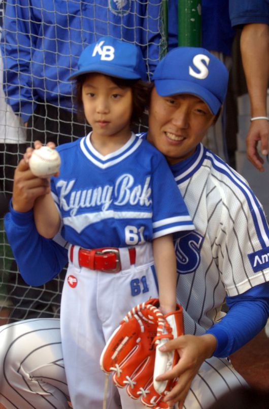 2005년 4월30일 ‘야구신동’ 원태인이 시민구장에서 열린 2005 KBO리그 삼성과 KIA 경기 시구에 앞서 배영수와 기념촬영을 하고 있다. 사진 | 삼성 라이온즈