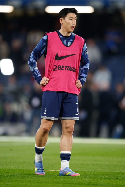 토트넘 손흥민이 영국 런던 스탬퍼드 브리지에서 열린 2024~2025 잉글리시 프리미어리그(EPL) 첼시전에 앞서 훈련하고 있다. 사진 | 런던=EPA연합뉴스