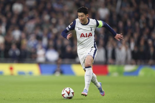 토트넘 손흥민이 영국 런던 토트넘 홋스퍼 스타디움에서 열린 2024~2025 유럽축구연맹(UEFA) 유로파리그 8강 1차전 프랑크푸르트전에서 드리블 하고 있다. 사진 | 런던=EPA연합뉴스