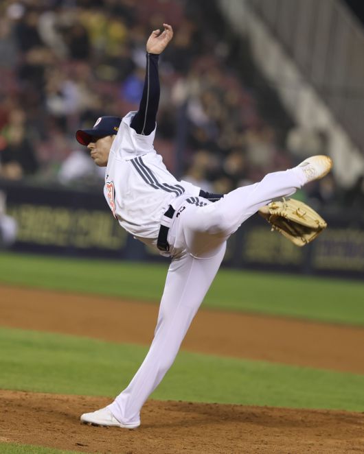 두산 고효준이 1일 잠실구장에서 열린 2025 KBO리그 KT전에서 8회 1사 후 올라와 역투하고 있다. 0.2이닝 무실점으로 자신의 임무를 완수했다. 사진 | 두산 베어스