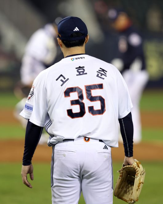 두산 고효준이 1일 잠실구장에서 열린 2025 KBO리그 KT전에서 8회 1사 후 마운드에 오르고 있다. 사진 | 두산 베어스