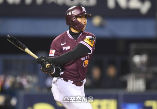키움 송성문이 3일 잠실구장에서 열린 2025 KBO리그 두산과 경기 4회초 2사 파울타구를 바라보고 있다. 잠실 | 최승섭기자 thunder@sportsseoul.com