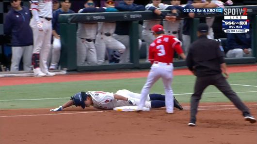 롯데 황성빈이 5일 부산 사직구장에서 열린 2025 KBO리그 정규시즌 SSG전서 1회 기습 번트 후 헤드 퍼스트 슬라이딩하고 있다. 사진 | 티빙