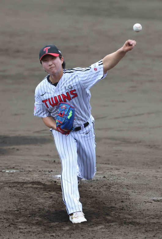 LG 최채흥이 3일 일본 오키나와에서 열린 2025 스프링캠프 KT와 평가전에서 역투하고 있다. 사진 | LG 트윈스