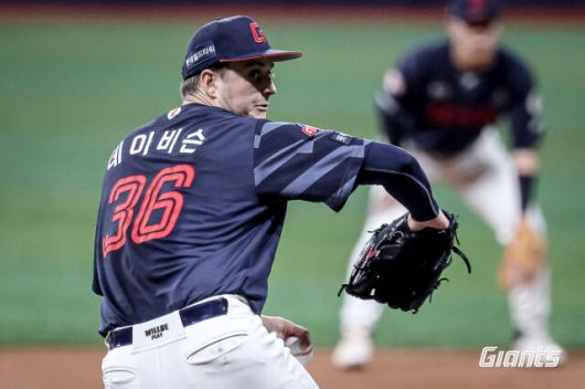 데이비슨은 ‘스위퍼 같은 슬라이더’와 ‘하드 슬라이더’를 구사한다. 사진 | 롯데 자이언츠