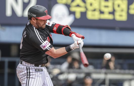 LG 오스틴이 6일 서울 잠실구장에서 열린 2025 KBO리그 정규시즌 두산전 6회초 3점 홈런을 치고 있다. 사진 | 연합뉴스