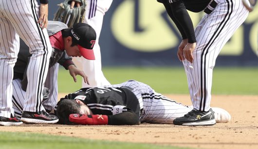 LG 오스틴이 6일 서울 잠실구장에서 열린 2025 KBO리그 정규시즌 두산전 8회초 주루 중 강승호와 충돌했다. 사진 | 연합뉴스