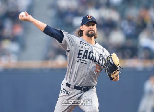 한화 선발투수 와이스가 10일 잠실구장에서 열린 2025 KBO리그 두산과 경기에서 역투하고 있다. 잠실 | 최승섭기자 thunder@sportsseoul.com
