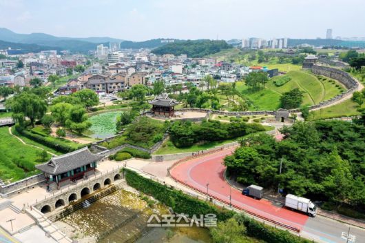 1919년 3월1일 횃불시위대가 결집했던 방화수류정에서 화서문으로 이어지는 성곽. 제공=수원시