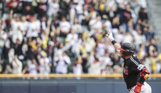 LG 오스틴이 6일 서울 잠실구장에서 열린 2025 KBO리그 정규시즌 두산전 6회초 3점 홈런 후 세리머니하고 있다. 사진 | 연합뉴스