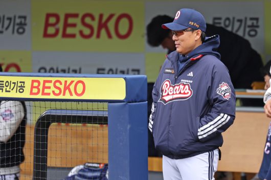 두산 이승엽 감독이 3일 대구삼성라이온즈파크에서 열린 2025 KBO리그 삼성전에서 경기장을 바라보고 있다. 사진 | 두산 베어스