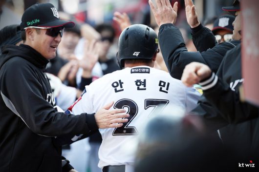 안현민이 홈런을 친 뒤, 선수단의 환영을 받고 있다. 사진 | KT 위즈