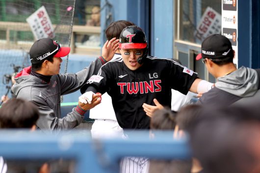 LG 박동원이 6일 서울 잠실구장에서 열린 2025 KBO리그 정규시즌 두산전 2회초 홈런을 친 후 더그아웃에서 동료들과 하이파이브 하고 있다. 사진 | LG 트윈스