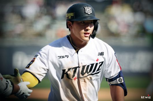 안현민은 지난 4일 수원 키움전에선 비거리 145ｍ에 달하는 초대형 장외 홈런을 터뜨리며, 모두를 깜짝 놀라게 했다. 사진 | KT 위즈