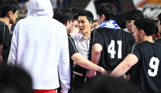 SK 전희철 감독은 선수단에 “밝고 적극적으로 임하라”고 주문했다. 사진 | KBL