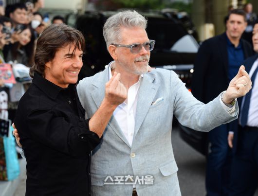 톰 크루즈와 크리스토퍼 맥쿼리 감독이 팬들에게 하트 사인을 보내고 있다. 이주상기자 rainbow@sportsseoul.com