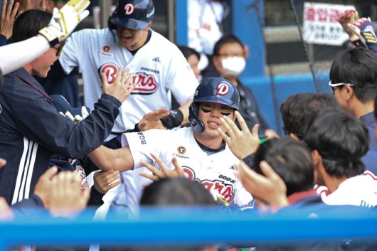 두산 오명진이 27일 서울 잠실구장에서 열린 2025 KBO리그 정규시즌 롯데전 4회말 만루 홈런을 친 후 더그아웃에서 하이파이브 하고 있다. 시즌 첫 홈런. 사진 | 두산 베어스