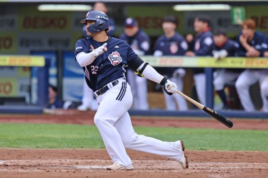 두산 강승호가 3일 대구삼성라이온즈파크에서 열린 2025 KBO리그 정규시즌 삼성전에서 안타를 치고 있다. 사진 | 두산 베어스