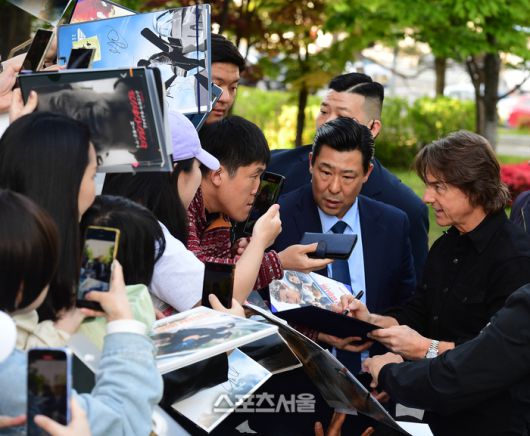 톰 크루즈가 팬들과 즐거운 시간을 가지고 있다. 이주상기자 rainbow@sportsseoul.com