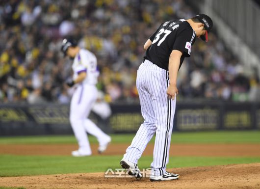 LG 김강률이 7일 잠실구장에서 열린 2025 KBO리그 두산과 경기 6회말 무사 만루 상황에서 등판해 두산 오명진을 상대로 밀어내기 볼넷을 허용한 뒤 아쉬워하고 있다. 잠실 | 박진업 기자 upandup@sportsseoul.com