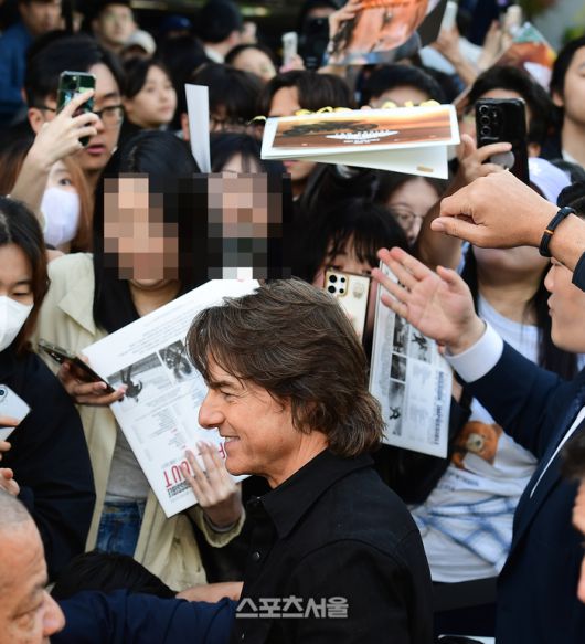 톰 크루즈가 팬들과 즐거운 시간을 가지고 있다. 이주상기자 rainbow@sportsseoul.com