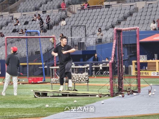 KIA 최형우가 7일 고척스카이돔에서 열린 2025 KBO리그 키움전에 앞서 팀 훈련에서 배팅볼을 던지고 있다. 고척 | 김동영 기자 raining99@sportsseoul.com
