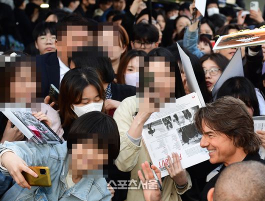 톰 크루즈가 팬들과 즐거운 시간을 가지고 있다. 이주상기자 rainbow@sportsseoul.com