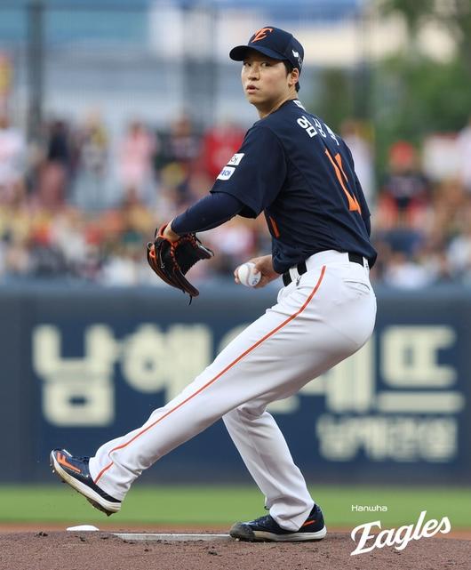 한화 엄상백이 2일 광주-기아 챔피언스 필드에서 열린 2025 KBO리그 KIA전에 선발 등판해 역투하고 있다.