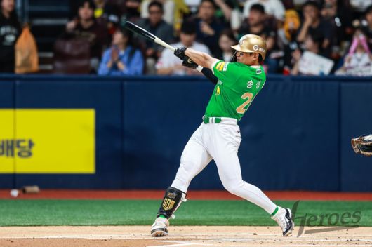 키움 송성문이 7일 고척스카이돔에서 열린 2025 KBO리그 KIA전에서 6회말 솔로포를 터뜨리고 있다. 사진 | 키움 히어로즈