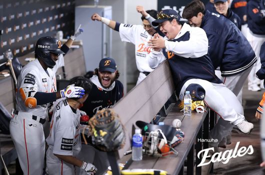 한화 선수단이 29일 대전 한화생명 볼파크에서 열린 2025 KBO리그 정규시즌 LG전에서 첫 홈런을 친 심우준에게 무관심 세리머니를 한 후 축하해주고 있다. 사진 | 한화 이글스