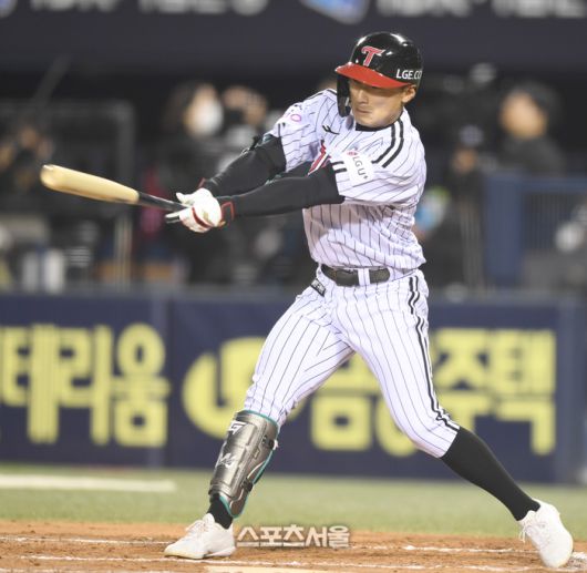 LG 신민재가 27일 잠실구장에서 열린 2025 KBO리그 한화와 경기 6회말 내야땅볼을 치고 있다. 잠실 | 최승섭기자 thunder@sportsseoul.com