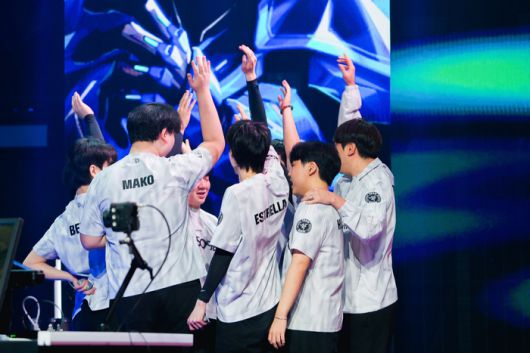 DRX 선수단이 26일 열린 VCT 퍼시픽 스테이지1 플레이오프 승자조 1라운드에서 T1전에 앞서 승리를 다짐하고 있다. 사진 | 라이엇 게임즈