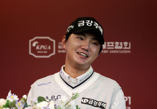 옥태훈이 8일 열린 KPGA 클래식 1라운드를 마친 후 인터뷰를 하고 있다. 사진 | KPGA