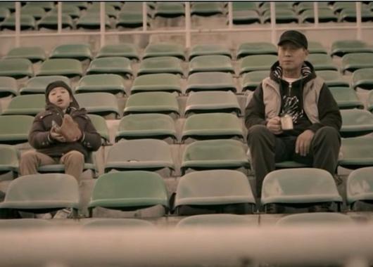 목지훈과 김성근 감독이 찍은 핫초코 광고의 한 장면. 사진 | 동서식품 CF