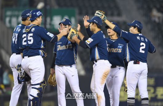 NC 선수들이 잠실구장에서 열린 2025 KBO리그 LG와의 경기에서 승리한 뒤 하이파이브를 하고 있다. 잠실 | 박진업 기자 upandup@sportsseoul.com