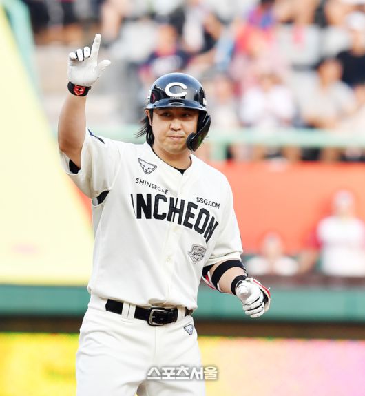 SSG 3번타자 최정이 11일 인천SSG랜더스필드에서 열린 2024 KBO리그 정규시즌 두산전 2회말 2사 1,2루에서 2타점 역전2루타로 출루하고 있다. 사진 | 스포츠서울 DB