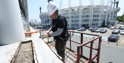 창원NC파크 야구장 주차장에서 관계자가 외장 마감재 ‘루버’ 철거 작업을 하고 있다. 사진 | 연합뉴스