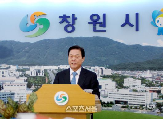 박완수 통합창원시장(현 경남도지사)은 NC 다이노스 유치 2년도 채 안된 시점인 2013년 1월 새구장 부지를 진해육군대학부지로 결정했다고 발표하고 있다. 사진 | 스포츠서울DB