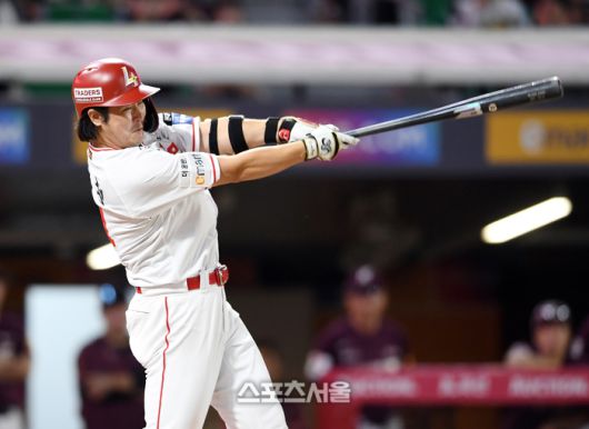 SSG 최정이 30일 인천 SSG 랜더스필드에서 열린 2024 KBO리그 키움과 경기 4회말 2사 만루 상황에서 키움 김동혁을 상대로 만루 홈런을 치고 있다. 3회말에 이은 연타석 홈런으로 시즌 37호 홈런. 2024. 9. 30.인천 | 박진업 기자 upandup@sportsseoul.com