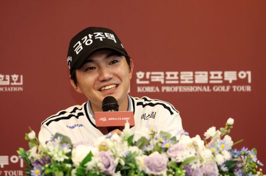 옥태훈이 10일 열린 KPGA 클래식 2라운드를 마친 후 인터뷰를 하고 있다. 사진 | KPGA
