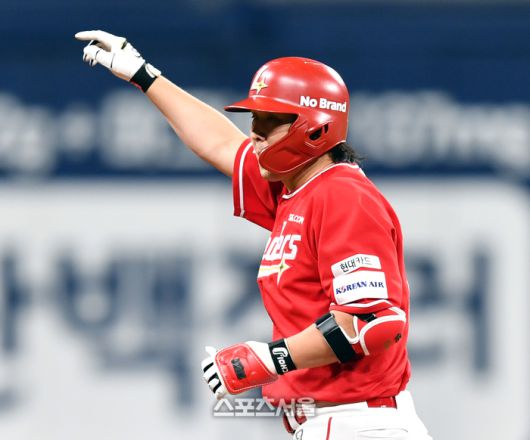 SSG 3번타자 최정이 6일 고척스카이돔에서 열린 2024 KBO리그 키움전 7회초 2사 2루에서 역전타를 터트리며 출루하고 있다. 사진 | 스포츠서울 DB