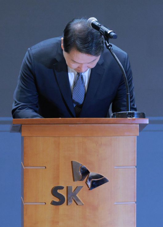 최태원 SK그룹 회장이 7일 서울 중구 SKT타워에서 열린 유심 정보 유출 관련 일일 브리핑에 참석, SK텔레콤에서 일어난 해킹 피해에 대해 고개 숙여 사과하고 있다. 사진 | 연합뉴스